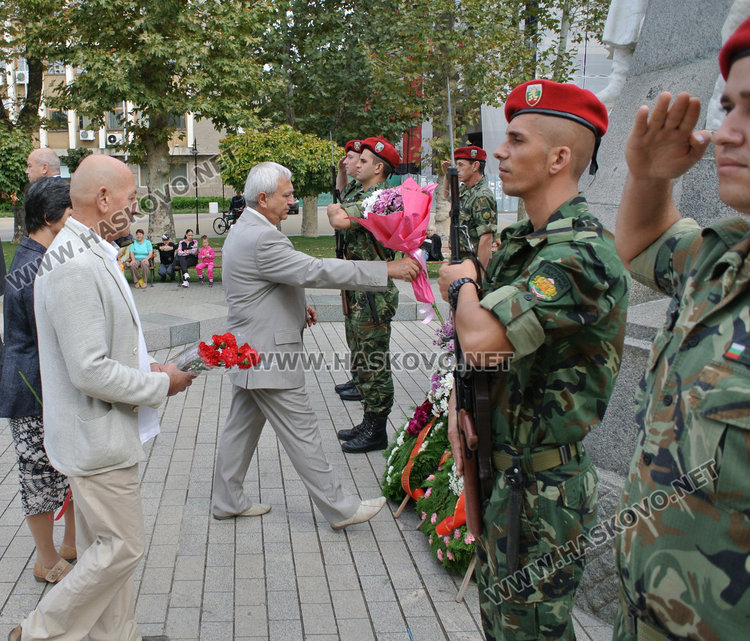 Хасковлии положиха венци и цветя за Независимостта на България