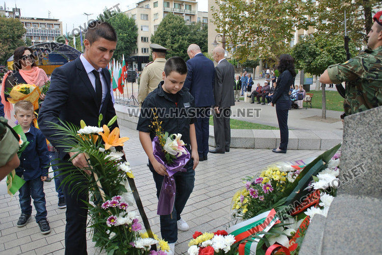 Хасковлии положиха венци и цветя за Независимостта на България