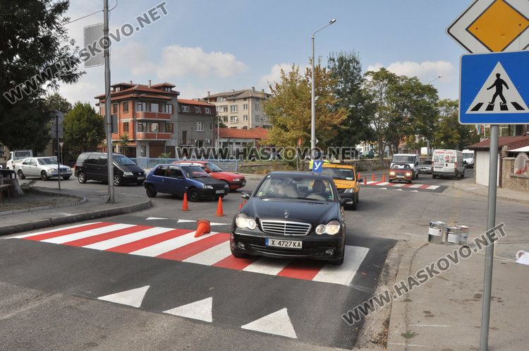 Сигнал: четири легнали полицая през 10 метра завардиха кръстовище