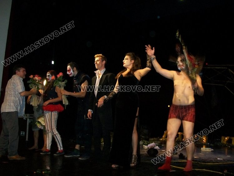 Четири биса за „Оркестър Титаник” на Дамян Тенев, Христо Бойчев аплодира спектакъла в Хасково