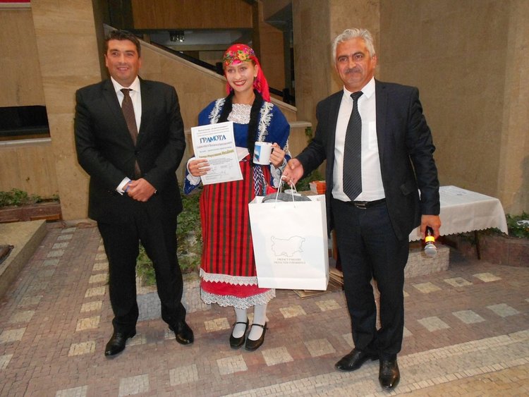 Връчиха наградите от конкурса за родопчанчета в носии, сред които 7 месечно бебе и момиче с уникална носия от прабаба си