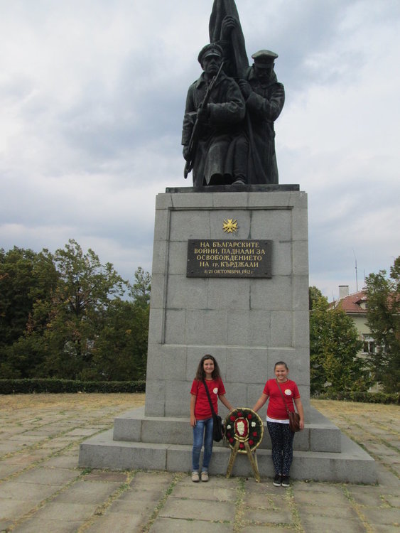 Ученици и учители от „Св.Св.Кирил и Методий” почетоха Деня на Независимостта 
