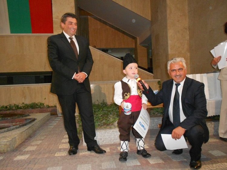 Връчиха наградите от конкурса за родопчанчета в носии, сред които 7 месечно бебе и момиче с уникална носия от прабаба си
