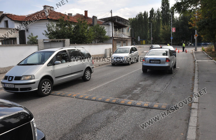 Сигнал: четири легнали полицая през 10 метра завардиха кръстовище