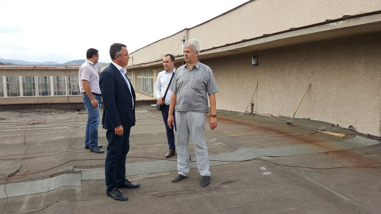 Кметът Хасан Азис направи оглед на покрива на „Майстора”, за ремонт са необходими 270 000 лева