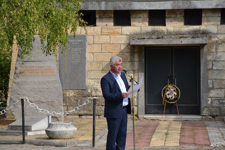 Момчилградчани положиха венци и цветя за Независимостта на България