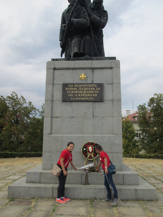 Ученици и учители от „Св.Св.Кирил и Методий” почетоха Деня на Независимостта 