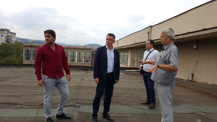 Кметът Хасан Азис направи оглед на покрива на „Майстора”, за ремонт са необходими 270 000 лева