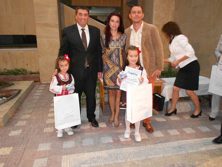 Връчиха наградите от конкурса за родопчанчета в носии, сред които 7 месечно бебе и момиче с уникална носия от прабаба си