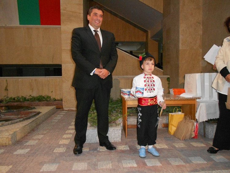 Връчиха наградите от конкурса за родопчанчета в носии, сред които 7 месечно бебе и момиче с уникална носия от прабаба си