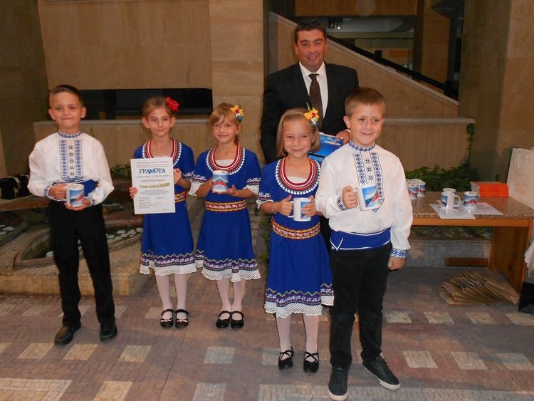 Връчиха наградите от конкурса за родопчанчета в носии, сред които 7 месечно бебе и момиче с уникална носия от прабаба си