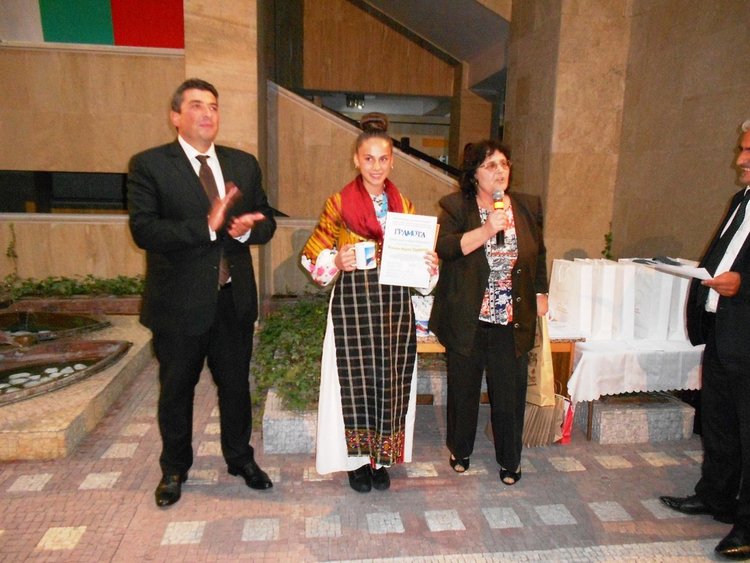 Връчиха наградите от конкурса за родопчанчета в носии, сред които 7 месечно бебе и момиче с уникална носия от прабаба си