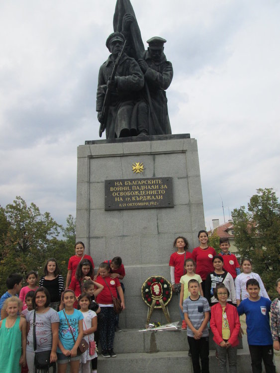 Ученици и учители от „Св.Св.Кирил и Методий” почетоха Деня на Независимостта 