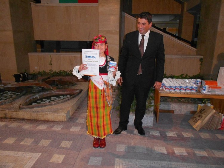 Връчиха наградите от конкурса за родопчанчета в носии, сред които 7 месечно бебе и момиче с уникална носия от прабаба си
