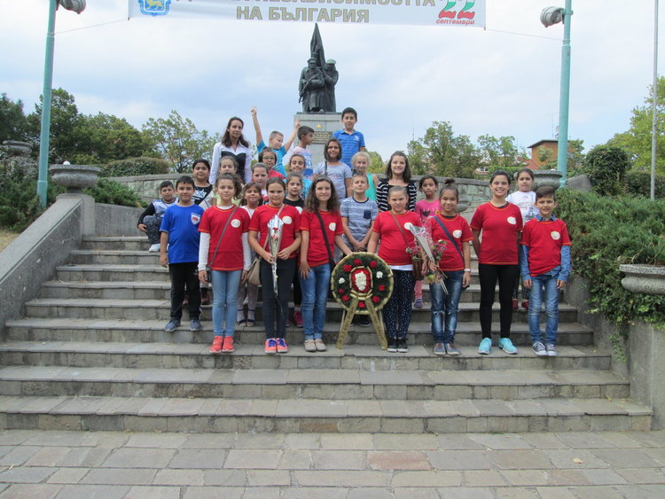 Ученици и учители от „Св.Св.Кирил и Методий” почетоха Деня на Независимостта 
