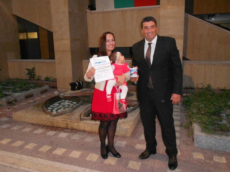 Връчиха наградите от конкурса за родопчанчета в носии, сред които 7 месечно бебе и момиче с уникална носия от прабаба си