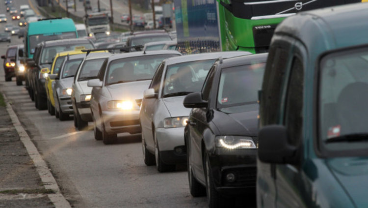 Натоварен трафик и инциденти в началото на пътуването заради почивните дни