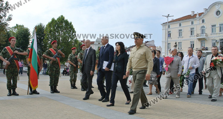 Хасковлии положиха венци и цветя за Независимостта на България