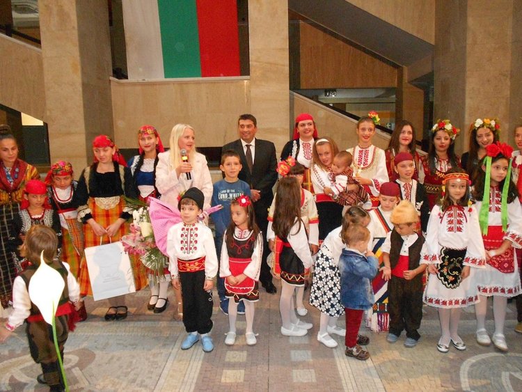 Връчиха наградите от конкурса за родопчанчета в носии, сред които 7 месечно бебе и момиче с уникална носия от прабаба си