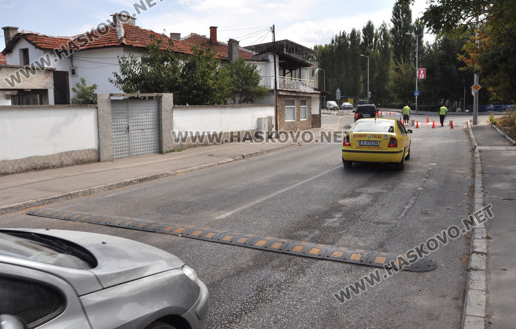 Сигнал: четири легнали полицая през 10 метра завардиха кръстовище