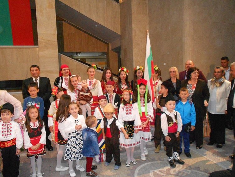 Връчиха наградите от конкурса за родопчанчета в носии, сред които 7 месечно бебе и момиче с уникална носия от прабаба си