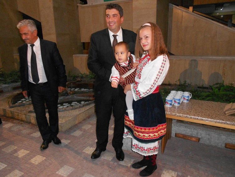 Връчиха наградите от конкурса за родопчанчета в носии, сред които 7 месечно бебе и момиче с уникална носия от прабаба си