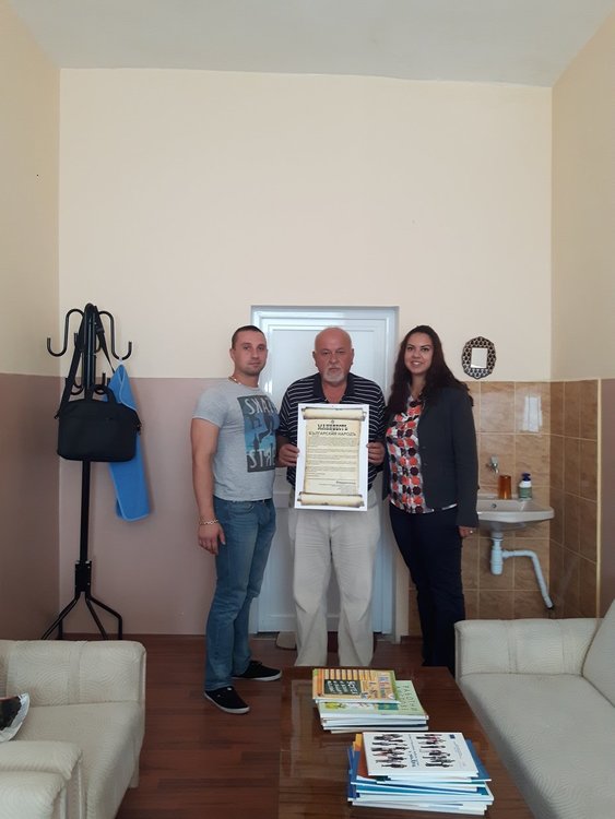 МГЕРБ дари на всички училища копие от Манифеста, с който се обявява  независимостта на България 