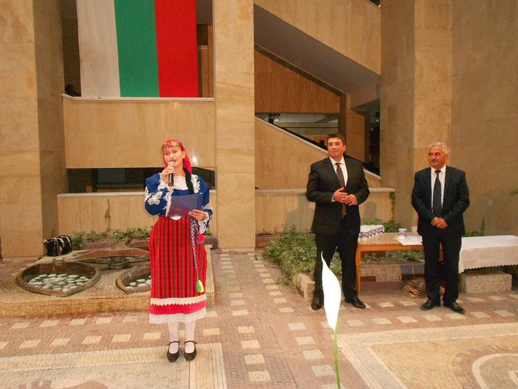 Връчиха наградите от конкурса за родопчанчета в носии, сред които 7 месечно бебе и момиче с уникална носия от прабаба си