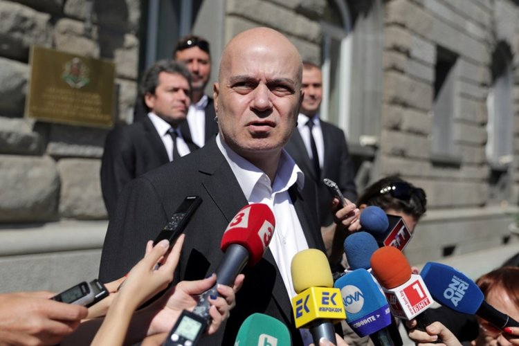 Слави Трифонов внесе документи в ЦИК за референдума