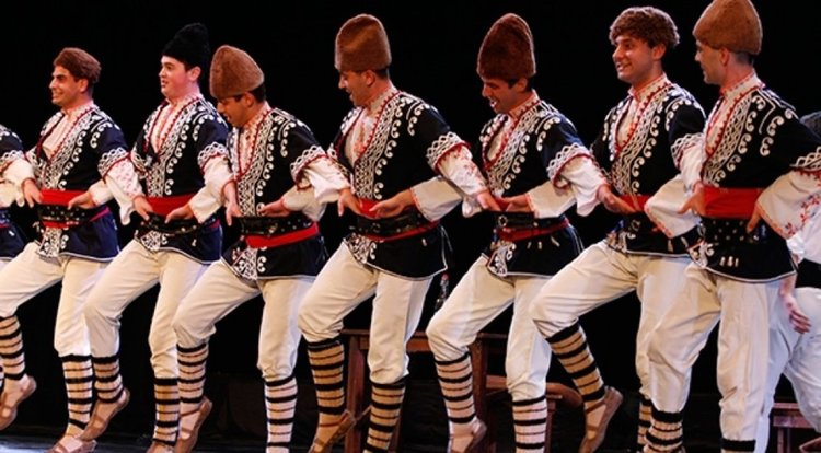 Спектакълът „Осмото чудо“ на ансамбъл „Българе“ подаряват трима приятели на кърджалийци