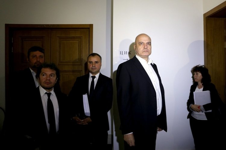 Слави Трифонов внесе документи в ЦИК за референдума