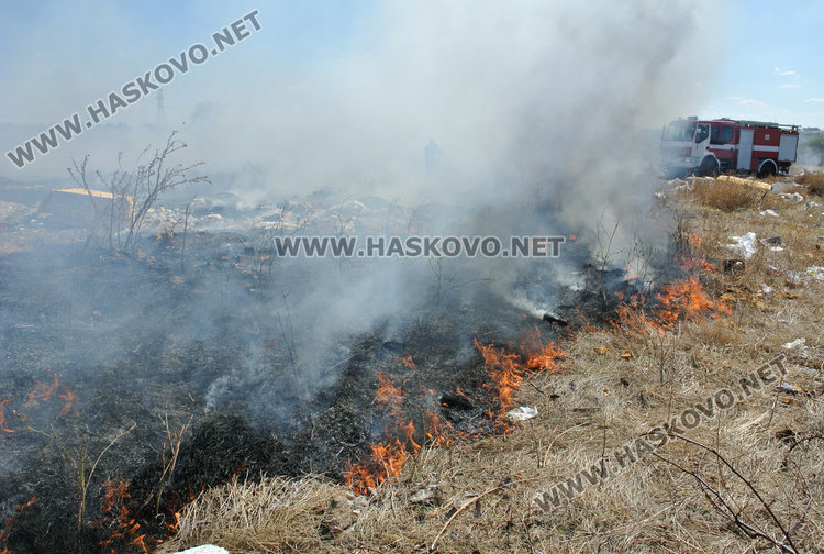 Запалиха сметището край Република, роми горили кабели