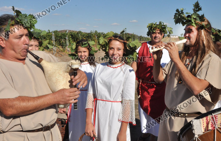 Славяни започнаха гроздобера край Сусам с тракийски ритуал, гроздето поскъпва