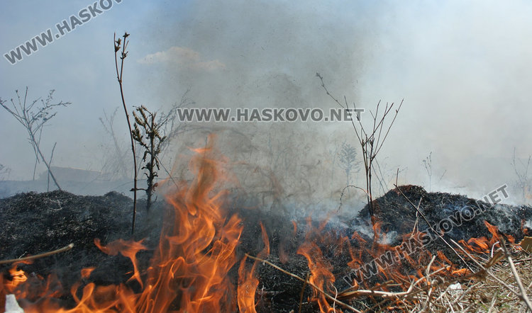 Запалиха сметището край Република, роми горили кабели