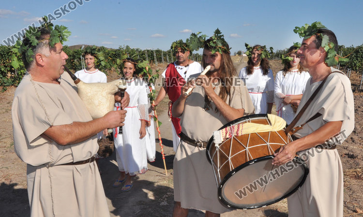 Славяни започнаха гроздобера край Сусам с тракийски ритуал, гроздето поскъпва