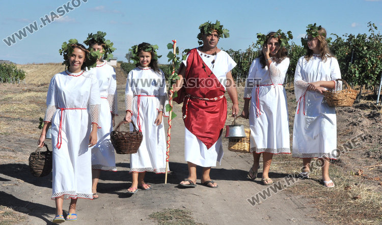 Славяни започнаха гроздобера край Сусам с тракийски ритуал, гроздето поскъпва