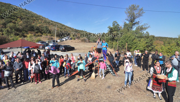 Босоноги девойки мачкат грозде в хилядолетен ритуал