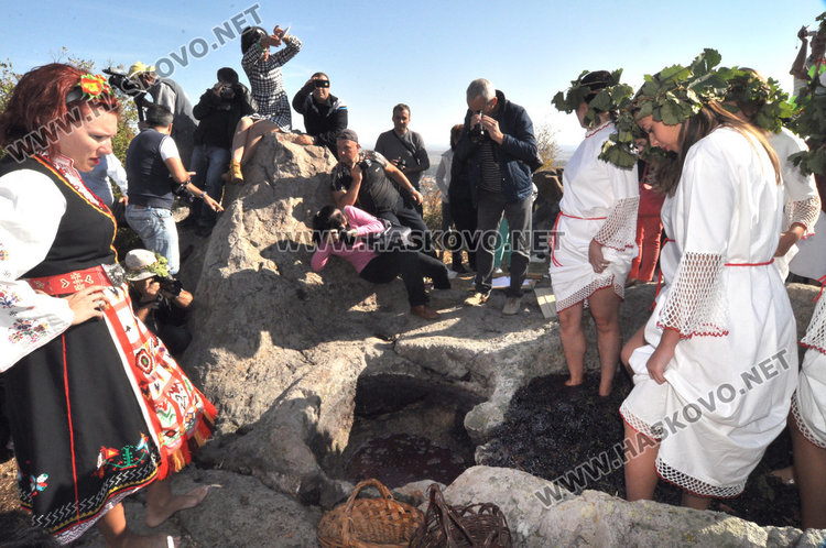 Босоноги девойки мачкат грозде в хилядолетен ритуал