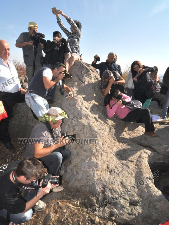 Босоноги девойки мачкат грозде в хилядолетен ритуал