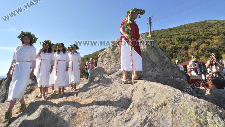 Босоноги девойки мачкат грозде в хилядолетен ритуал