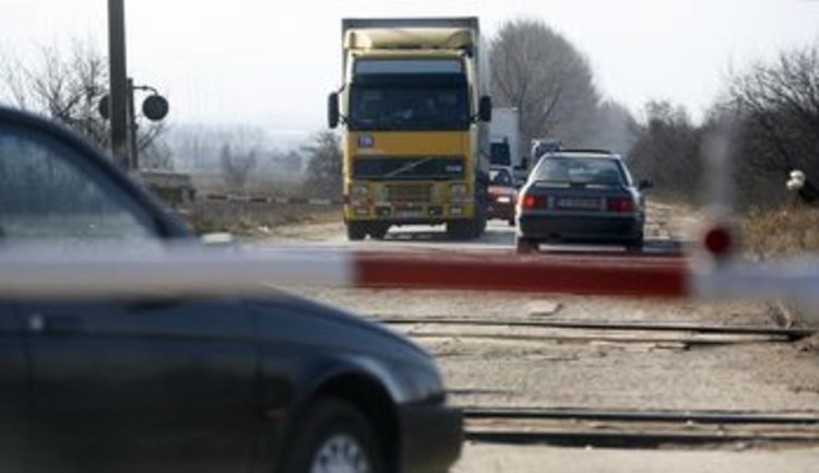 Влак блъсна кола на жп прелез, двама загинаха  