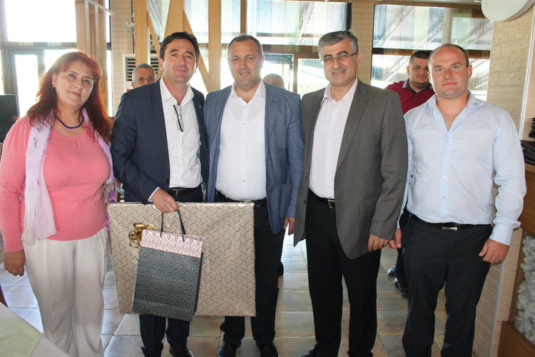 Кметът на Кирково получи подаръци за 44-ия си рожден ден