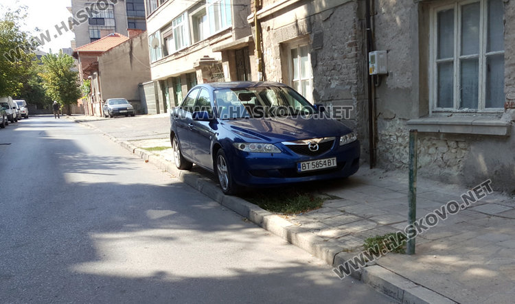 Поредното безумно паркиране. Читател: Откъде да минем с детската количка