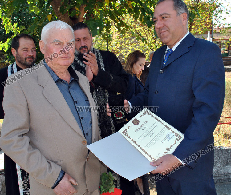 Представителят на МО връчва почетния знак на Васил Вълчев 