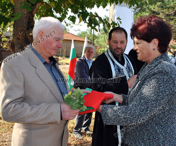 Българското знаме и китка здравец от кмета на Харманли