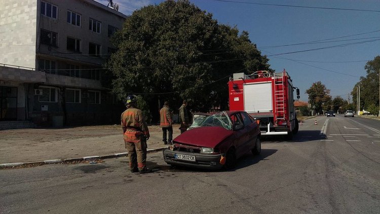 Неспазен стоп качи автобус на тротоара между стълб и дървета