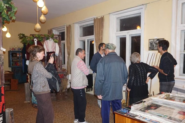 Арт Резиденция Татарево подари на селото сбирка от читалищни "съкровища"