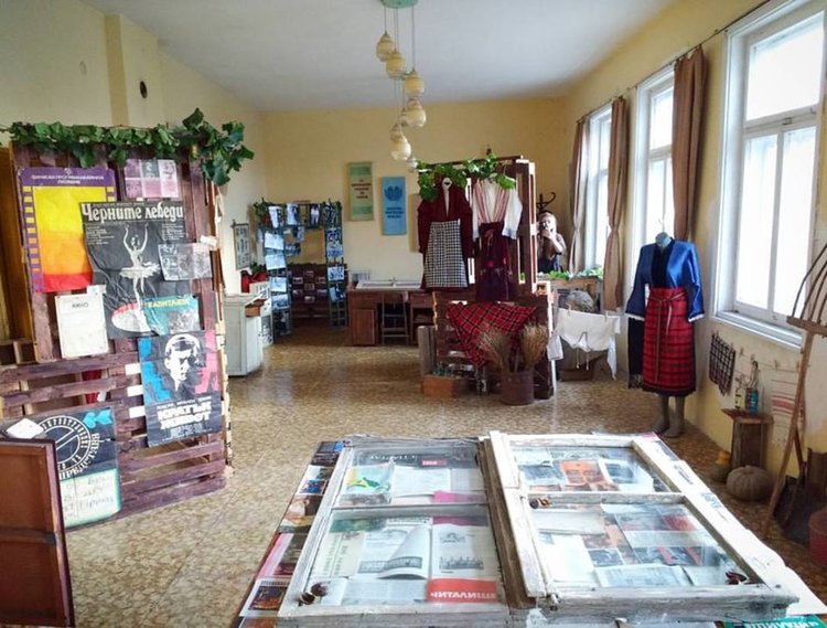 Арт Резиденция Татарево подари на селото сбирка от читалищни "съкровища"