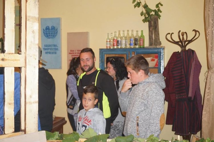 Арт Резиденция Татарево подари на селото сбирка от читалищни "съкровища"