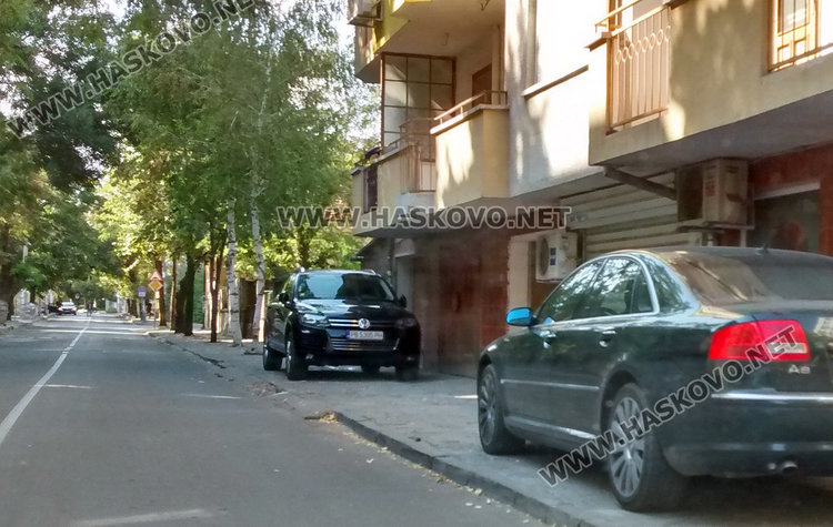 Паркиране по хасковски: джипове заемат тротоарите